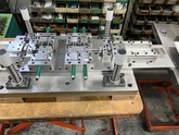 【Hỗ trợ rút ngắn công đoạn sản xuất linh kiện ô tô nhờ công nghệ sản xuất chính xác cao】. Giới thiệu khuôn đột lỗ với độ chính xác 1/1000mm